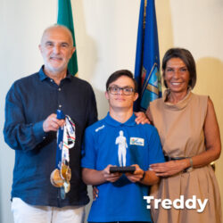 Treddy dona il premio di riconoscimento al Campione Mondiale Nando D’Agostino