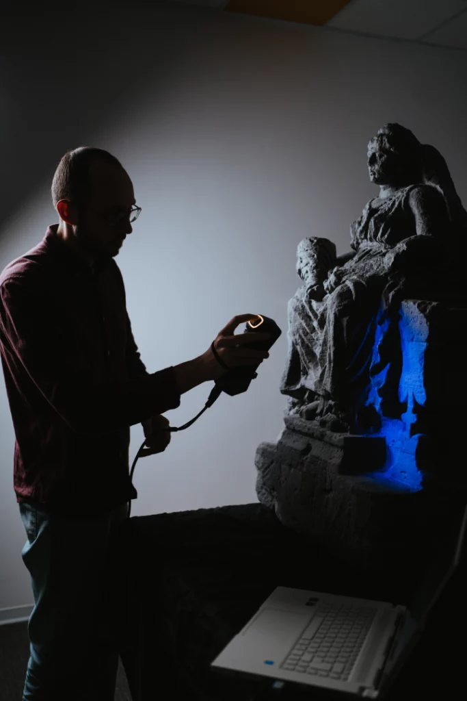 Treddy scansiona una statua